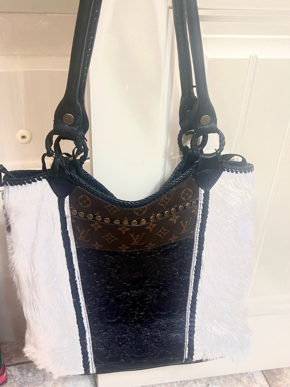 Boutique Black and White Shoulder Bag with Monogram Louis Vuitton Accent
